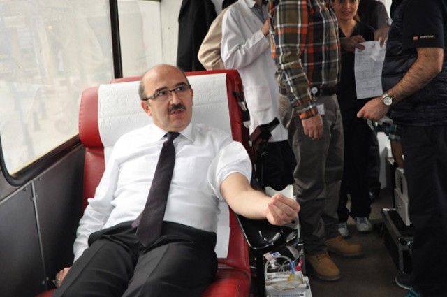 Bekarlar Kızılay’a kan verdi