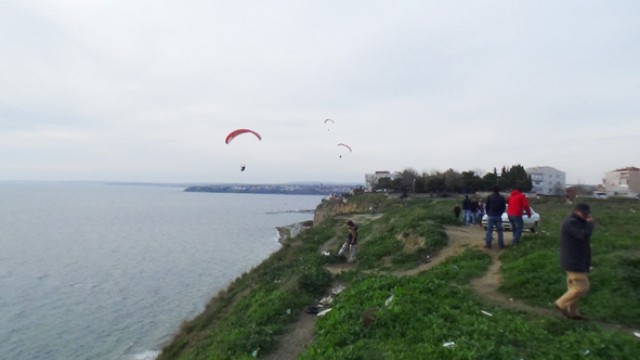 Silivri’de yamaç paraşütü keyfi