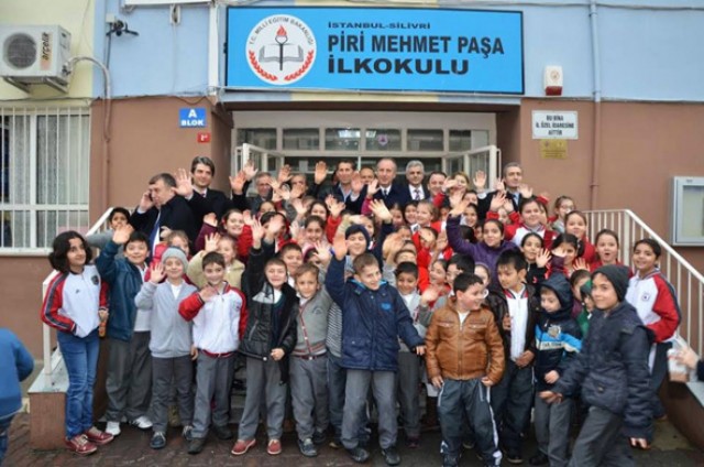 Piri Paşa öğrencilerinden vekile sevgi gösterisi