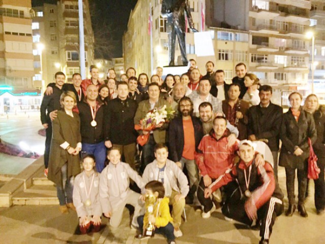 Ahenk başarıya doymuyor