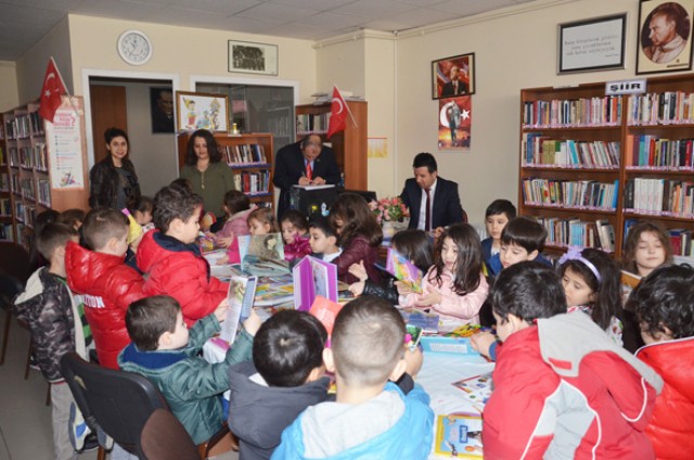 Çilli minikleri kütüphanede