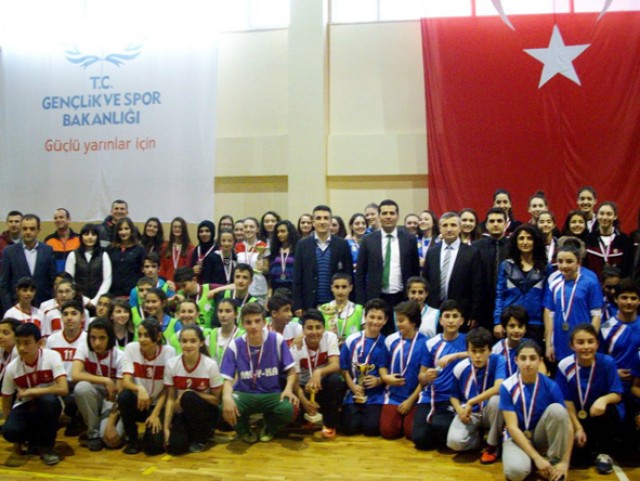 Voleybol finalistleri ödüllendirildi