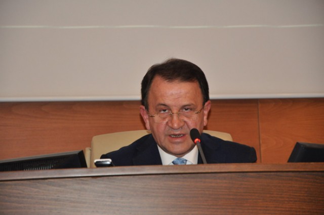 Aydın Üniversitesi’ne yol pürüzü