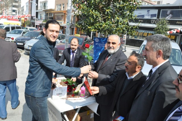 Güllerin efendisi güllerle anıldı