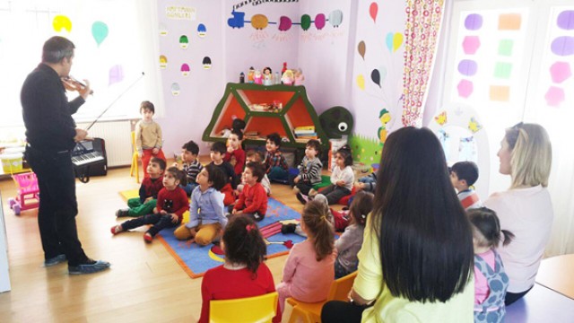 Renkli Balonlar müziğin ritminde