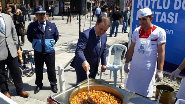 Işıklar, vatandaşlara lokma dağıttı