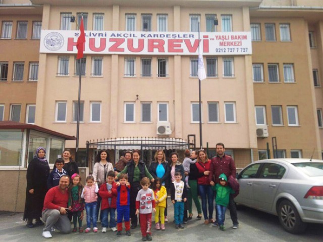 Şirinler’den huzurevine bağış