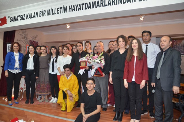 Ayakta alkışlandılar