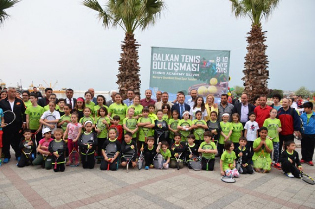 Sokak tenisi sahile renk kattı