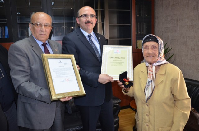 Bağışçı Melahat Düvenci ödüllendirildi