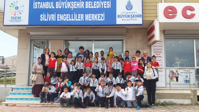 İzciler, engelli öğrencileri yalnız bırakmadı