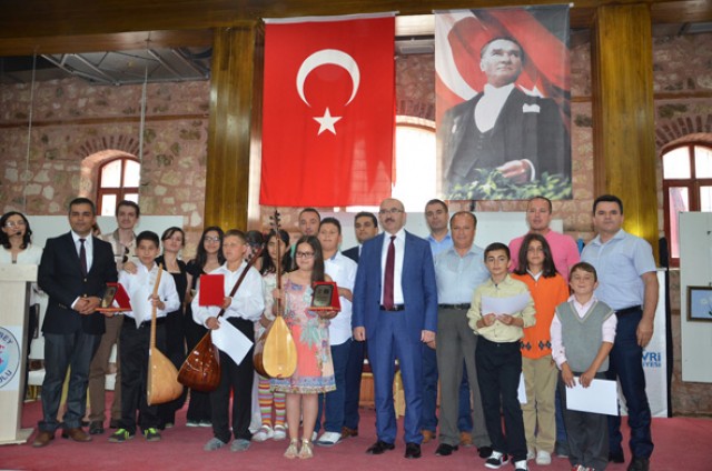 “İyilik ve güzelliğin yolu türkülerden geçer”