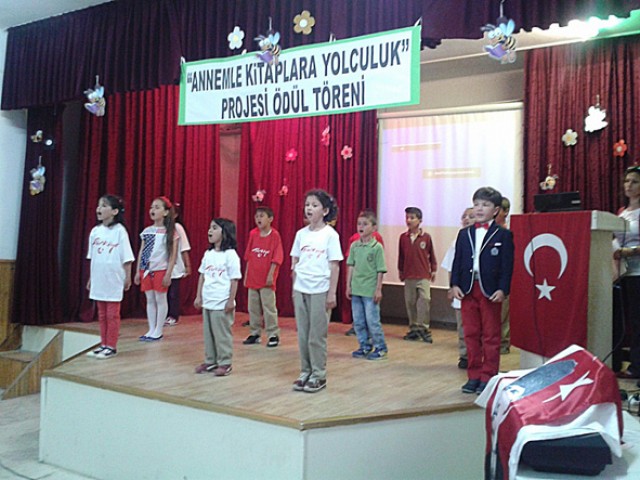Kitap okuyan öğrenciler ödüllendirildi