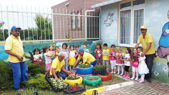 Atık lastiklerle rengarenk bahçeye kavuştular