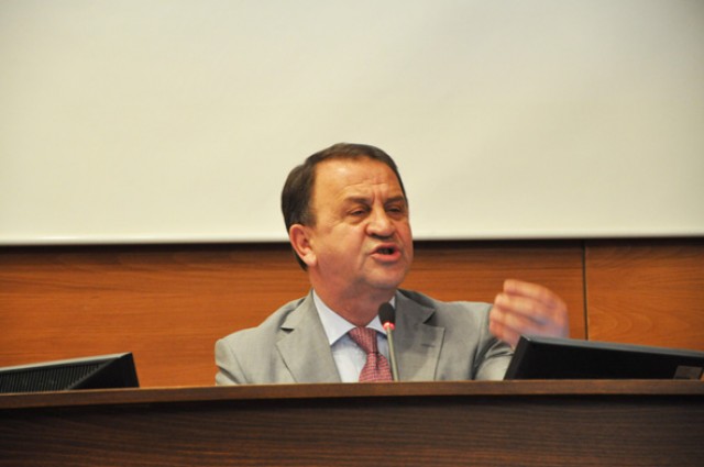 Mecliste borç düellosu