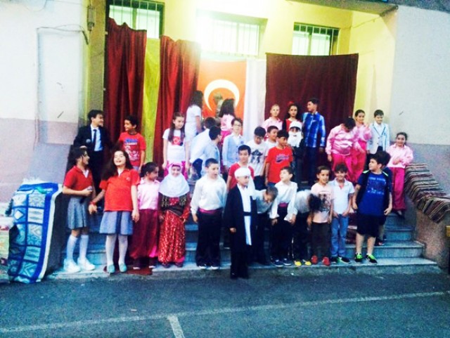 Öğretmenlerinin yazdığı oyunu sahnelediler