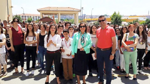 Kaynarca öğrencilerin karne sevincini paylaştı