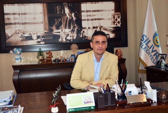 Bıyıklı: Belediye görevini yapıyor