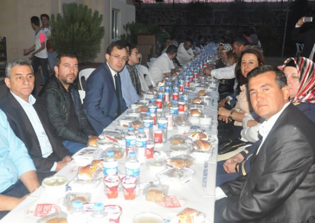 Çanta iftarında dünya barışı ve huzuru için dua ettiler