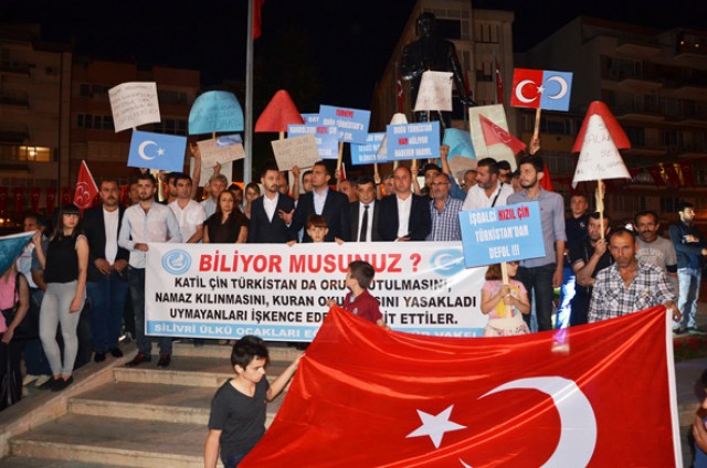 Çin’in zulmünü protesto ettiler