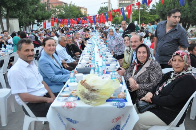 İBB’nin iftar sofraları Gümüşyaka’da kuruldu