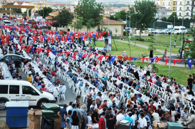 Yeni Mahalle’de İBB iftarına yoğun katılım