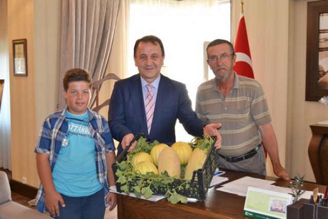 İlk kavun üreticisi Muammer Atasoy oldu