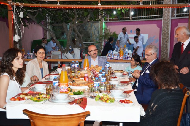 Hayırsever işadamından iftar daveti