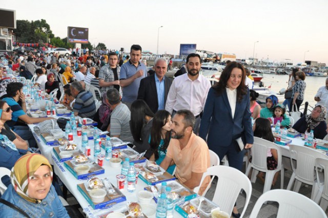 Halk sahilde iftara akın etti