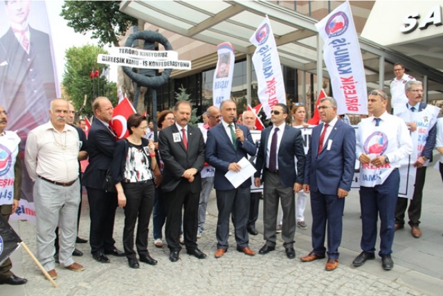 ABD büyükelçiliğine siyah çelenkli protesto
