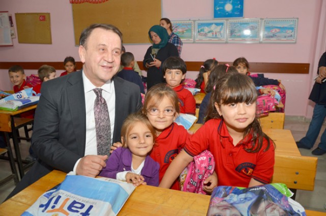 Miniklere eğitim setleri belediyeden