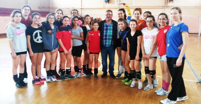 Başkan voleybolcu kızları ziyaret etti
