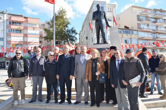 Dernekler Atatürk Anıtı’na çelenklerini sundu