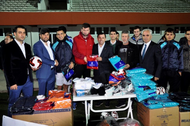 AK Parti’den  spor kulüplerine  malzeme desteği