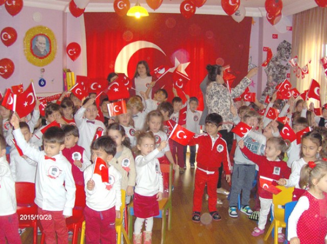 MİNİK kalplerin Cumhuriyet sevgisi