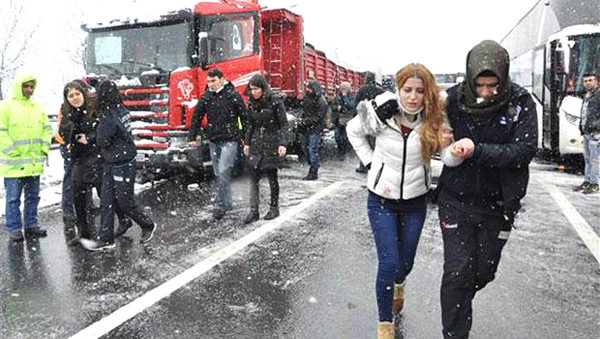50 araç birbirine girdi