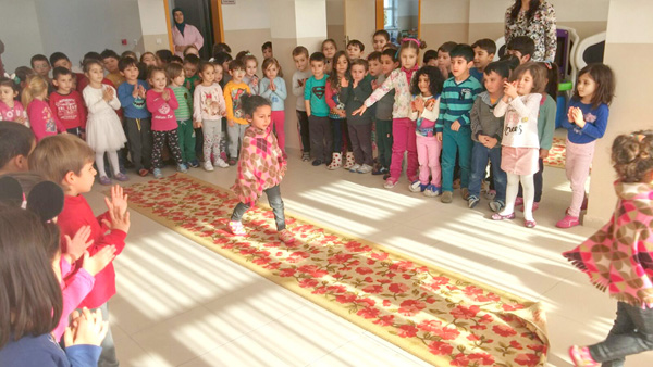 Miniklerden panço defilesi