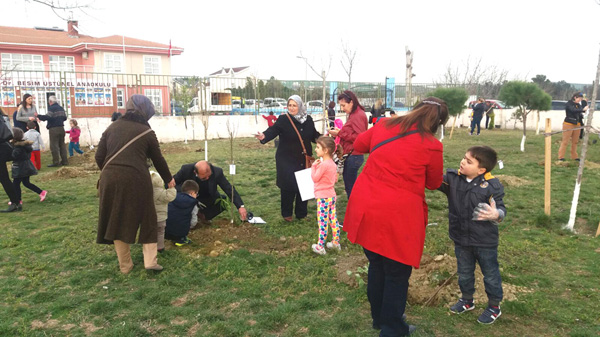 Fidanlar şenlik eşliğinde toprakla buluştu