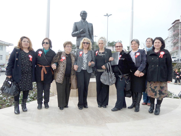 Kadınlar Gününde Atatürk’ü unutmadılar