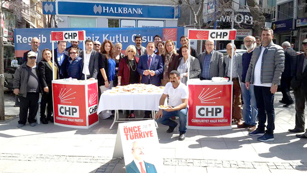 CHP’liler kandil dolayısıyla lokma dağıttı