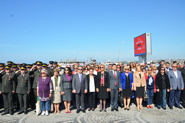 İlçe Spor Müdürlüğü çelengini sundu