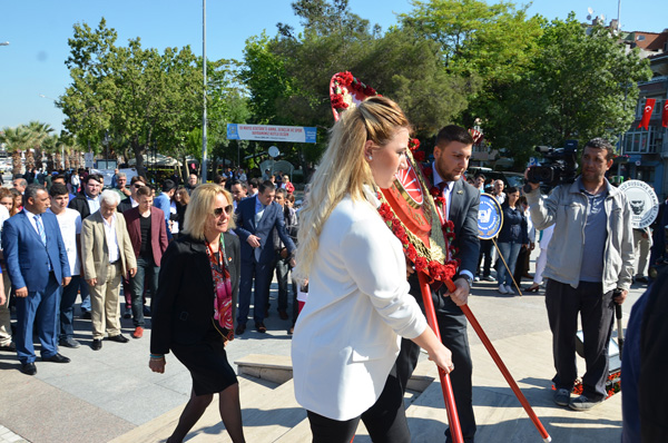 Parti ve derneklerden anıta çelenk