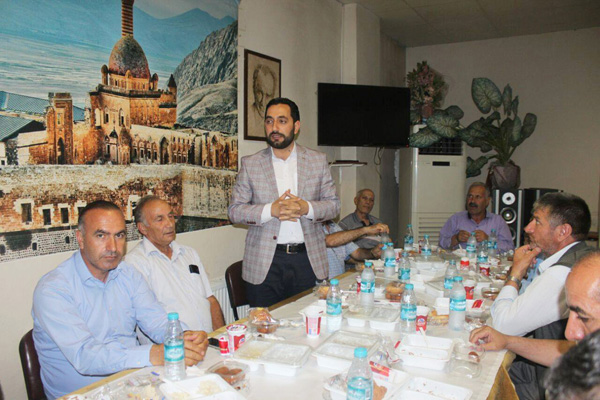 AK kurmaylar Ağrılıların iftarına katıldı