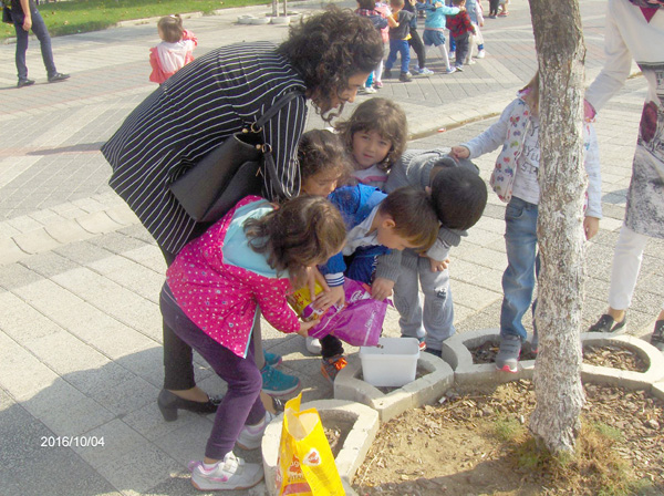 Çilli minikleri sevimli dostlarıyla bir arada