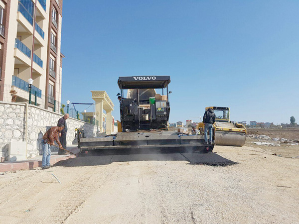 Yol ve kaldırım çalışmaları sürüyor