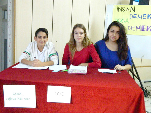 10/E sınıfı münazara birincisi oldu