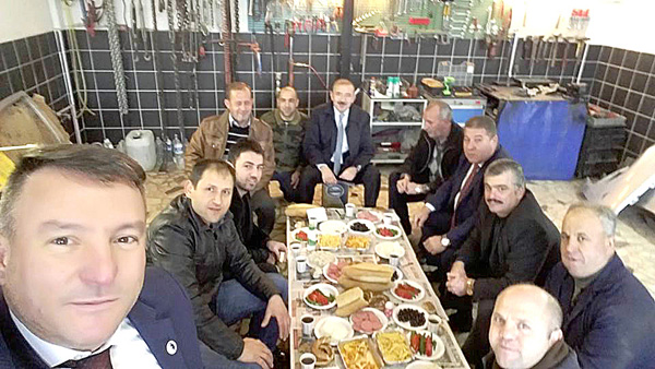 Kaymakam esnaf sofrasında