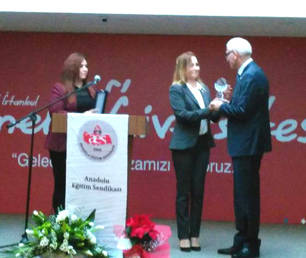 Akın Karabağ, Başöğretmenlik Onur ödülünü aldı
