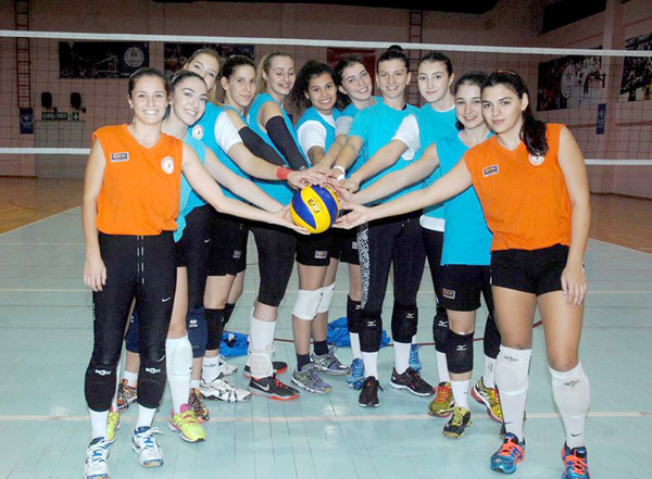 Voleybolcu kızlar Balıkesir’e hazırlanıyor