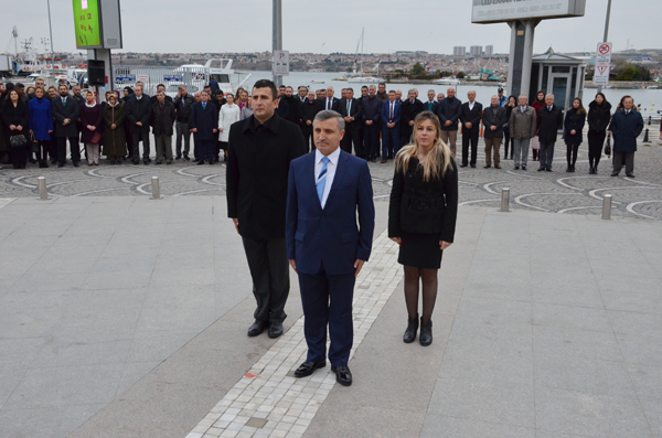 Öğretmenler, Atatürk Anıtı’na çelenk sundu